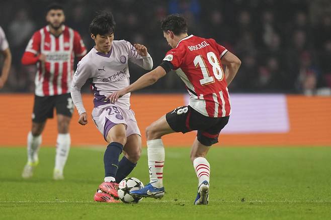 스페인 프로축구 지로나의 김민수(왼쪽)가 2024년 11월 PSV 에인트호번(네덜란드)과의 유럽축구연맹 챔피언스리그 리그 페이즈 4차전 경기에서 뛰고 있는 모습. 에인트호번=AP 뉴시스