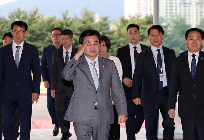 안규백 국방부 장관이 14일 오전 서울 용산구 국방부 청사로 출근하며 거수경례로 인사하고 있다. 류우종 선임기자 wjryu@hani.co.kr