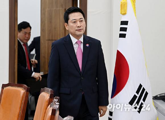 장동혁 국민의힘 당대표가 6일 서울 여의도 국회에서 열린 최고위원회의에 참석하고 있다. [사진=곽영래 기자]