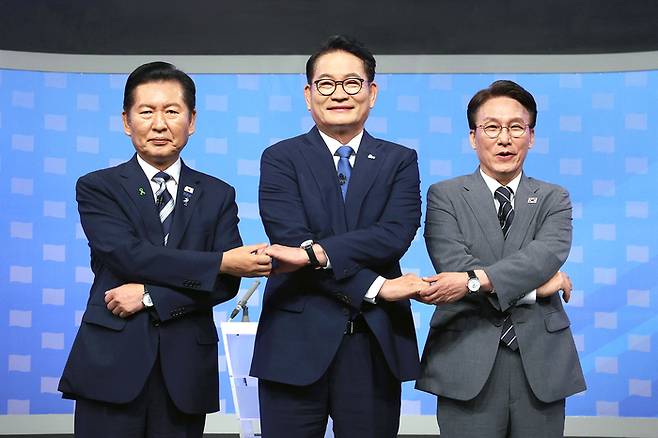 정청래·송영길·김민석 더불어민주당 당대표 후보가 12일 서울 양천구 SBS에서 열린 TV토론회 시작 전 포즈를 취하고 있다. [국회사진기자단]
