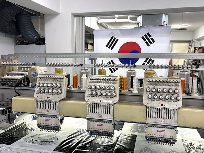 서울 종로구 관수동 한 태극기 제조업체에서 대형 자수기가 작동하고 있다. [문소정 기자]