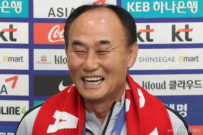 김학범 전 제주SK 감독이 홍명보 전 대한민국 축구대표팀 감독의 후임을 뽑는 공개 채용에 지원하지 않은 것으로 확인됐다. 김 감독은 국내 지도자에게 불리한 채용 조건을 이유로 들며 아쉬움을 나타냈다. 사진은 김학범 감독. /사진=머니투데이 사진 DB