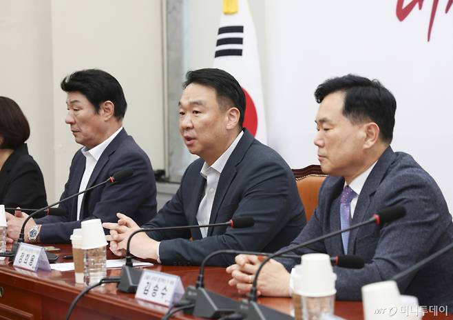 [서울=뉴시스] 김근수 기자 = 정희용(가운데) 국민의힘 선출직 공직자 평가혁신 TF 위원장이 11일 오전 서울 여의도 국회에서 열린 선출직 공직자 평가혁신 TF 2차 회의에서 인사말을 하고 있다. 2026.08.11. ks@newsis.com /사진=김근수
