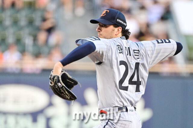 12일 오후 서울 잠실야구장에서 진행된 '2026 신한 SOL KBO 리그' 한화 이글스-두산 베어스의 경기. 한화 선발 화이트가 역투를 펼치고 있다./잠실 = 곽경훈 기자
