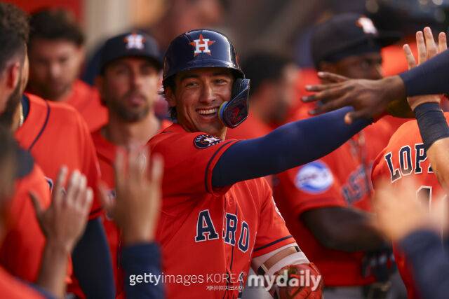 셰이 위트컴이 동료들과 기쁨을 나누고 있다./게티이미지코리아