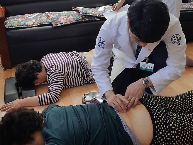 법원은 침 시술 직후 두 차례 장 수술을 받은 환자가 제기한 추가 의료과실 손해배상 소송에서 환자와 한의사·보험사가 작성한 확인서가 유효하다는 판결을 내렸다. 사진은 한방 침 치료를 받는 모습. 기사 내용과는 관련 없음.  [뉴시스]