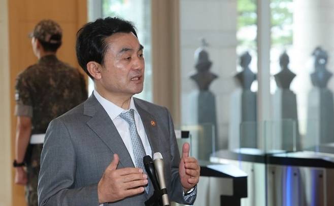 안규백 국방부 장관이 14일 서울 용산구 국방부 청사로 출근하며 취재진의 질문에 답하고 있다. [연합]