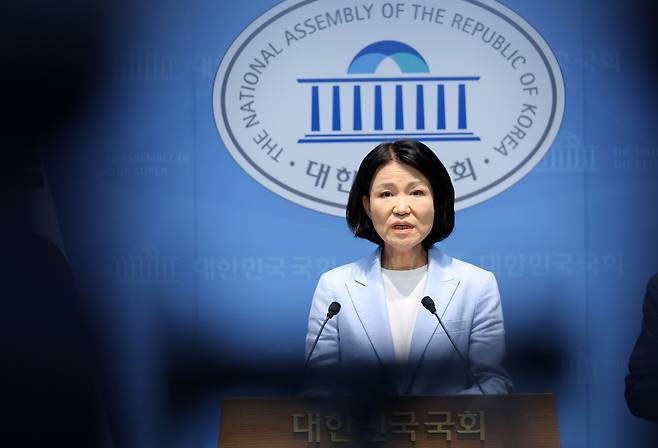 이진숙 국민의힘 의원이 14일 국회 소통관에서 5·18 민주화운동 관련 긴급 기자회견을 하고 있다. [연합]