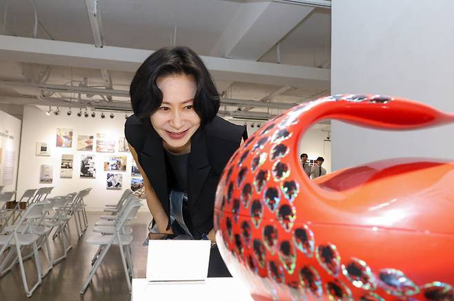 [서울=뉴시스] 작품을 둘러보는 롯데장학재단 장혜선 이사장. (사진=롯데장학재단 제공)  *재판매 및 DB 금지