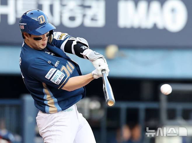 [서울=뉴시스] 배훈식 기자 = 1일 오후 서울 송파구 잠실야구장에서 열린 2026 신한 SOL KBO리그 LG 트윈스와 NC 다이노스의 경기, 5회초 2사 1루 상황에서 NC 박건우가 안타를 치고 있다. 2026.05.01. dahora83@newsis.com