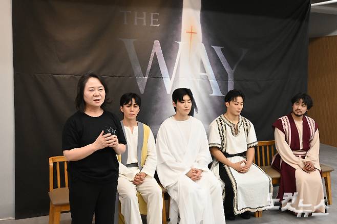 THE WAY, 사도행전' 기자간담회에서 주연 배우들과 함께한 블레싱 뮤지컬선교회 김연수 단장(왼쪽)이 작품의 기획 의도와 특징을 소개하고 있다. 정원희 기자