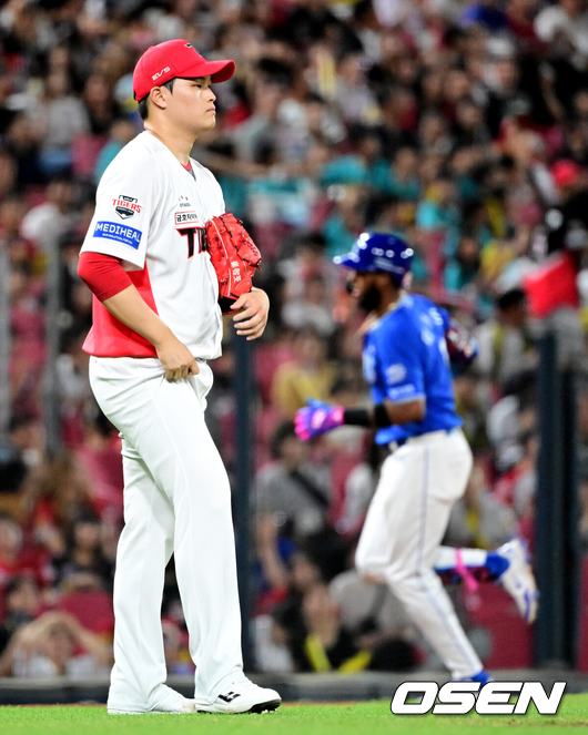 [OSEN=광주, 지형준 기자] 13일 광주-기아 챔피언스필드에서 2026 신한 SOL KBO리그 KIA 타이거즈와 삼성 라이온즈의 경기가 열렸다.KIA는 일본인투수 시라카와, 삼성은 푸른피의 에이스 원태인를 선발로 내세웠다.7회초 2사 1,2루에서 KIA 최지민이 삼성 디아즈에 동점 우월 스리런포를 허용하며 아쉬워하고 있다. 2026.08.13 / jpnews@osen.co.kr