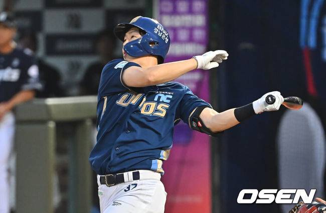 [OSEN=부산, 이석우 기자] 14일 부산 사직야구장에서 2026 신한 SOL KBO 리그 롯데 자이언츠와 NC 다이노스의 경기가 열렸다. 홈팀 롯데는 김진욱이, 방문팀 NC는 토다가 선발 출전했다.NC 다이노스 박건우가 1회초 2사 1루 좌익수 뒤 1타점 2루타를 치고 있다. 2026.08.14 / foto0307@osen.co.kr
