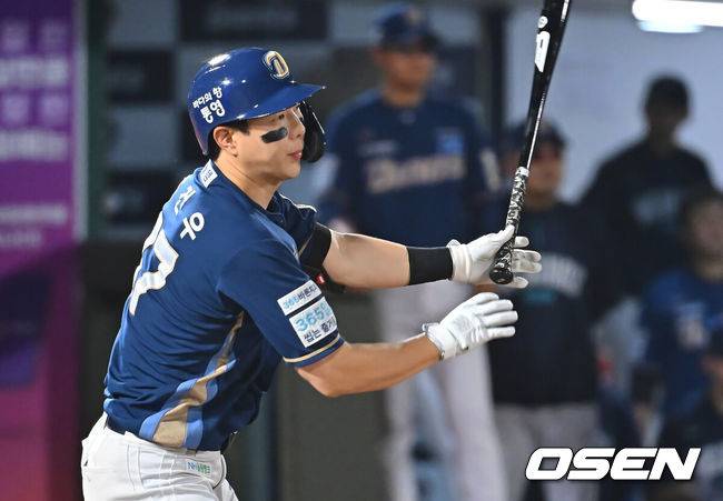 [OSEN=부산, 이석우 기자] 14일 부산 사직야구장에서 2026 신한 SOL KBO 리그 롯데 자이언츠와 NC 다이노스의 경기가 열렸다. 홈팀 롯데는 김진욱이, 방문팀 NC는 토다가 선발 출전했다.NC 다이노스 박건우가 5회초 1사 3루 중견수 앞 1타점 안타를 치고 있다. 2026.08.14 / foto0307@osen.co.kr