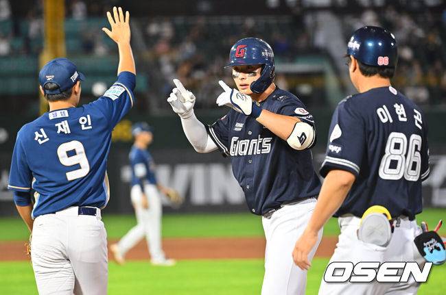 [OSEN=부산, 이석우 기자] 14일 부산 사직야구장에서 2026 신한 SOL KBO 리그 롯데 자이언츠와 NC 다이노스의 경기가 열렸다. 홈팀 롯데는 김진욱이, 방문팀 NC는 토다가 선발 출전했다.롯데 자이언츠 윤동희가 7회말 무사 1루 우익수 오른쪽 안타를 치고 세리머니를 하고 있다. 2026.08.14 / foto0307@osen.co.kr