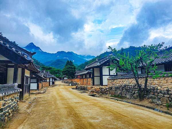 조령산 정상 아래 산자락에 문경새재오픈세트장을 조성해 놓았다. 최근작인 영화  세트장이 인기다.