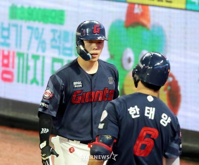 롯데 5번타자 고승민이 13일 랜더스필드에서 열린 2026KBO리그 SSG랜더스와 롯데자이언츠 경기 5회초 투런홈런을 터트린 후 홈인하고 있다.  2026.08.13.  롯데 5번타자 고승민이 13일 랜더스필드에서 열린 2026KBO리그 SSG랜더스와 롯데자이언츠 경기 5회초 투런홈런을 터트린 후 홈인하고 있다.  2026.08.13. /사진=강영조 선임기자