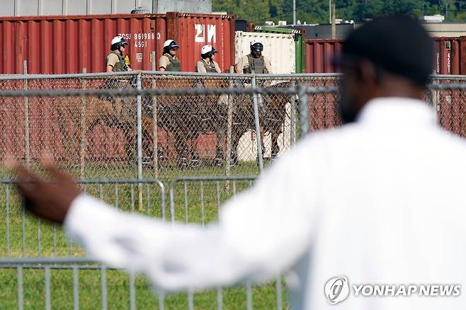 사형이 집행된 테네시주 리버벤드 교도소 13일(현지시간) 사형 집행이 예정된 미국 테네시주 리버벤드 최고경비교도소 바깥의 시위자 전용 구역을 기마경비대가 지켜보고 있다. [AP=연합뉴스]