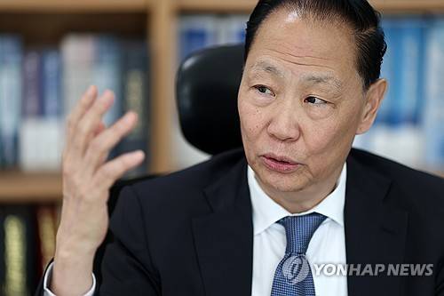 연합뉴스와 인터뷰 중인 김진우 서강대 교수 [이지은 기자 촬영]