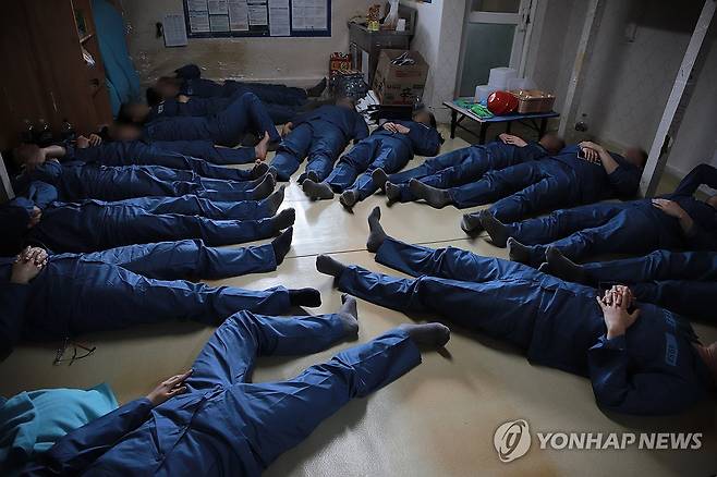 법무부, 안양교도소서 제2차 교정시설 현장 진단 실시 (서울=연합뉴스) 법무부가 4월15일 경기 안양시 동안구 안양교도소에서 실시한 제2차 교정시설 현장 진단에서 수용복을 착용한 법조기자단이 수용자의 일과를 직접 체험하는 모습. [법무부 제공. 연합뉴스 자료사진]
