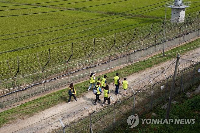 '비무장지대로 가자' DMZ 평화의 길 개방 [연합뉴스 자료사진]