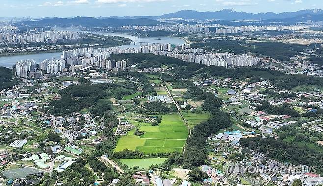 신규 공공주택지구로 선정된 남양주 와부읍 덕소 일대 (남양주=연합뉴스) 류영석 기자 = 정부가 개발제한구역(그린벨트)을 포함한 신규 택지 10만가구 등 수도권에 23만가구 이상의 추가 공급을 발표한 13일 그린벨트 중 신규 택지지구로 선정된 경기 남양주시 와부읍 고려대학교 덕소농장 일대 모습.
    이 구역에는 공공주택 2만1천700가구를 건설하면서 농생명 바이오클러스터도 조성할 계획이다. 2026.8.13 ondol@yna.co.kr