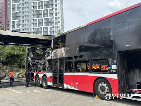 14일 오전 6시51분께 수원 호매실동 서부버스공영차고지에 있던 2층 전기버스에서 화재가 발생했다. 2026.8.14 /이영지기자 bbangzi@kyeongin.com
