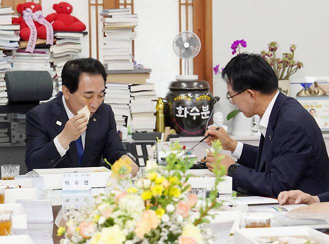 서산시는 14일 이른 아침 이완섭 서산시장과 관계자들은 박수현 충남도지사를 직접 만나 서산의 미래 발전을 위해 반드시 풀어야 할 핵심 현안을 설명하고 충남도의 적극적인 지원을 요청했다.(사진=서산시 제공)
