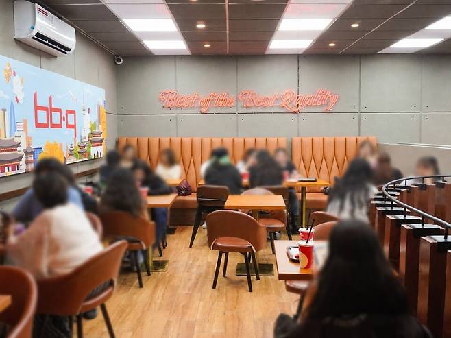 멕시코 수도 멕시코시티에 출점한 BBQ 매장 내부. [사진=제너시스비비큐]