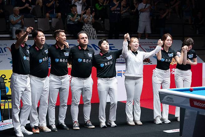 휴온스 선수들이 승리 후 관중들에게 인사를 하고 있다. 사진=PBA