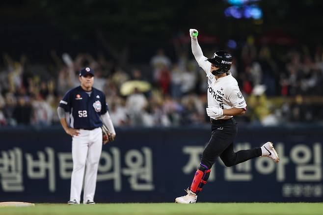 KIA 타이거즈 김도영이 15일 열린 KBO리그 광주 두산 베어스전에서 4회말 시즌 35호 1점 홈런을 터뜨렸다. (KIA 타이거즈 제공)