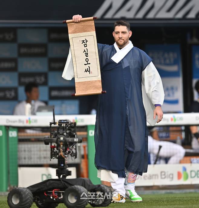 LG 오스틴이 11일 서울 잠실구장에서 열린 2026 KBO 리그 올스타전 4회초 타석에 들어서며 퍼포먼스를 하고 있다. 잠실 | 최승섭기자 thunder@sportsseoul.com