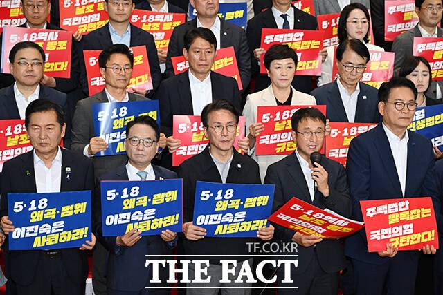 국민의힘 지도부가 이 의원에 대한 추가적인 진화 조치나 윤리위 징계 절차에 착수할지 주목된다. 한병도 더불어민주당 당 대표 직무대행 겸 원내대표가 지난 13일 오후 서울 여의도 국회 로텐더홀에서 민생입법 방해·5.18 역사 왜곡 국민의힘 규탄대회를 열고 규탄사를 하는 모습. /남용희 기자