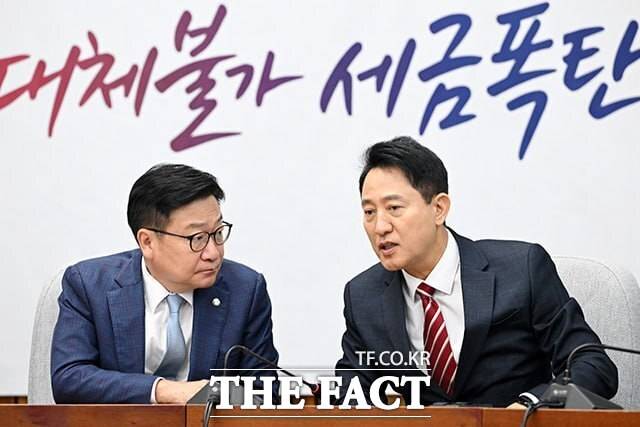 오세훈 서울시장이 14일 국민의힘 원내대책회의에 참석한 것을 두고 당권파인 정희용 사무총장이 불편한 기색을 드러냈다. 사진은 정점식 원내대표(왼쪽)와 오 시장이 이날 오전 국회에서 열린 원내대책회의에 참석해 대화를 나누고 있는 모습. /남용희 기자