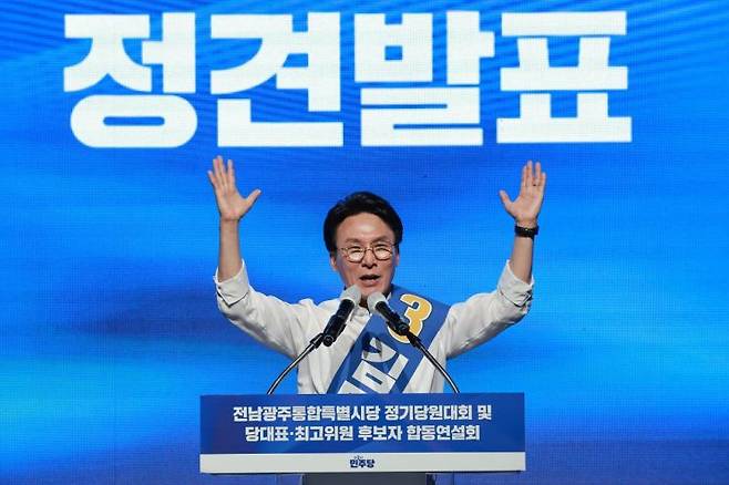 (나주=연합뉴스) 신현우 기자 = 더불어민주당 김민석 당 대표 후보가 15일 전남광주 나주시 나주종합스포츠파크 다목적체육관에서 열린 민주당 대표·최고위원 전남광주 합동연설회에 참석해 정견 발표하고 있다. 2026.8.15    nowwego@yna.co.kr(끝)