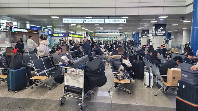 지난 2월 청주국제공항에서 사람들이 탑승을 기다리고 있다. /뉴스1