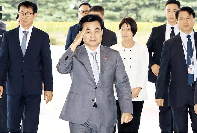 안규백 국방부 장관이 14일 서울 용산구 국방부 신청사로 출근하고 있다. 안 장관은 이날 유엔군사령부의 ‘경비정전집행여단’ 출범과 관련해 “(출범하지) 않기로 (미국과) 합의를 봤다”고 했다가 “협의하고 있다”고 표현을 바꿨다. /뉴시스