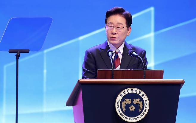 이재명 대통령이 15일 서울 종로구 세종문화회관에서 열린 제81주년 광복절 경축식에서 경축사를 하고 있다. /뉴스1