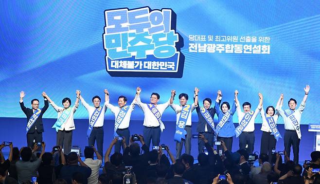 15일 전남광주통합특별시 나주종합스포츠파크 다목적체육관에서 열린 민주당 당대표·최고위원 선출을 위한 전남광주 순회경선 합동연설회에 앞서 김민석, 정청래, 송영길 후보와 최고위원 후보들이 인사를 하고 있다. 2026.8.15 뉴스1