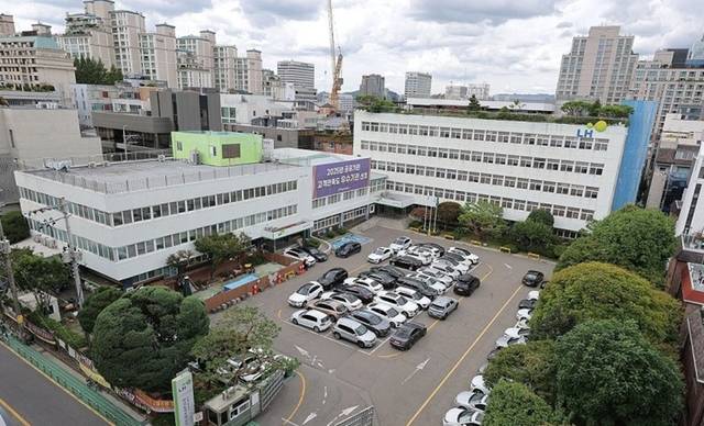 정부가 노후청사를 활용한 복합개발 대상지로 선정한 서울 강남구 한국토지주택공사(LH) 서울지역본부 부지 모습. [연합뉴스]