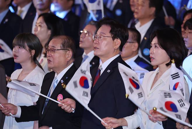 이재명 대통령과 김혜경 여사가 15일 서울 종로구 세종문화회관에서 열린 제81주년 광복절 경축식에서 참석자들과 광복절 노래를 제창하고 있다. 연합뉴스