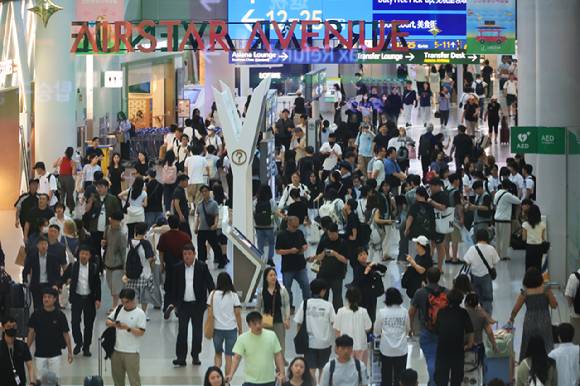 인천국제공항 면세점이 해외로 떠나는 여행객 등으로 붐비고 있다. [사진=연합뉴스]