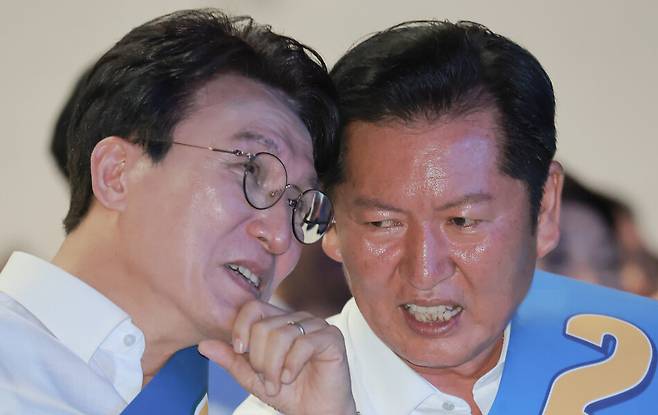더불어민주당 김민석·정청래 당 대표 후보가 15일 전남광주 나주시 나주종합스포츠파크 다목적체육관에서 열린 민주당 대표·최고위원 전남광주 합동연설회에 참석해 대화하고 있다. 연합뉴스