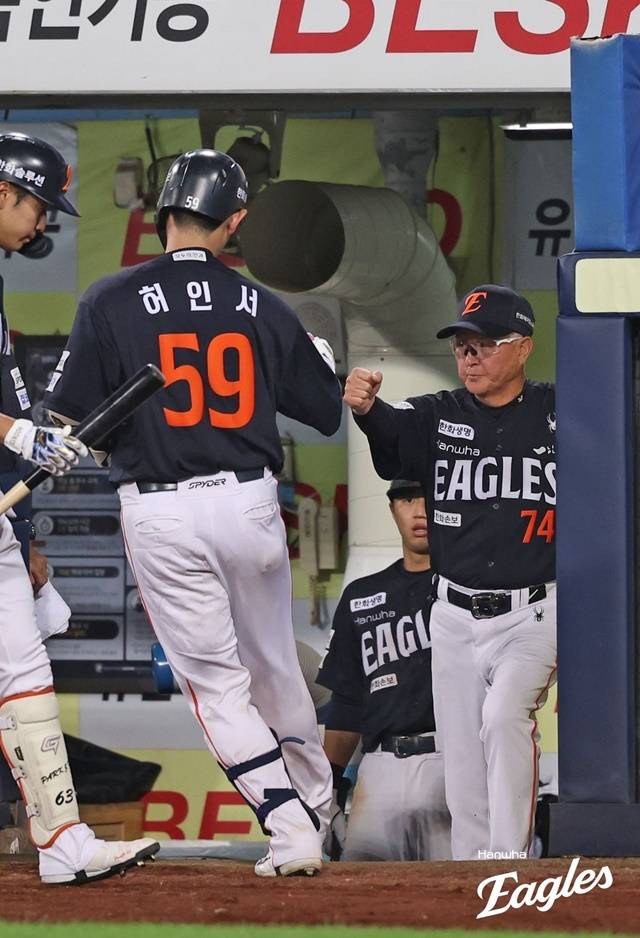 허인서가 15일 삼성전에서 홈런을 친 뒤 기뻐하고 있다. 사진=한화 제공