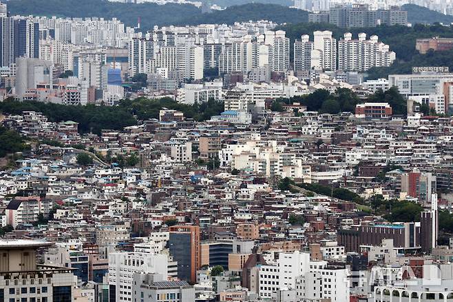 [서울=뉴시스] 고승민 기자 = 정부가 재개발·재건축, 도심복합사업·소규모 정비사업을 통해 서울에 장기평균인 연 2만2000가구보다 많은 3만가구를 공급할 것으로 알려진 13일 YTN서울타워에서 바라본 서울시내 구주택 밀집지역 모습.김윤덕 국토부 장관은 "주택공급 정상화를 위해 공공이 할 일은 더욱 신속히 추진하고 민간이 잘할 수 있는 분야는 과감히 지원한다는 원칙 하에 국민이 원하는 주택을 원하는 곳에 충분히 적기에 공급하기 위해 최선을 다하겠다"고 강조했다. 2026.08.13. kkssmm99@newsis.com
