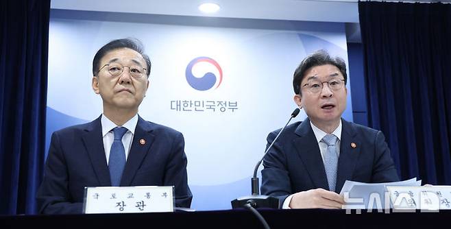 [서울=뉴시스] 조수정 기자 = 이억원 금융위원장이 13일 오전 서울 종로구 정부서울청사에서 '전월세 및 매매시장 안정을 위한 주택 신속공급 방안 및 부동산 시장 안정을 위한 금융 종합대책'을 발표하고 있다. 왼쪽은 김윤덕 국토교통부 장관. 2026.08.13. chocrystal@newsis.com