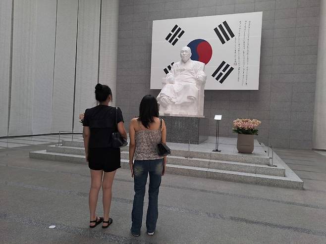 [서울=뉴시스] 권혜인 수습기자 = 지난 11일 오후 서울 용산구 효창공원에 있는 백범김구기념관을 찾은 시민들의 모습.2026.08.15.khi@newsis.com *재판매 및 DB 금지
