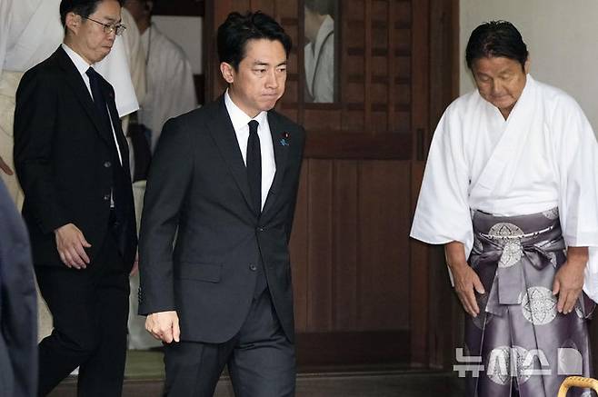 [도쿄=AP/뉴시스]고이즈미 신지로 일본 방위상이 15일 일본 군국주의의 상징인 야스쿠니 신사에서 참배하고 있다. 다카이치 사나에 일본 총리는 직접 참배하지 않고 자민당 고위 당국자들 편에 공물을 바쳤다. 2026.8.15.