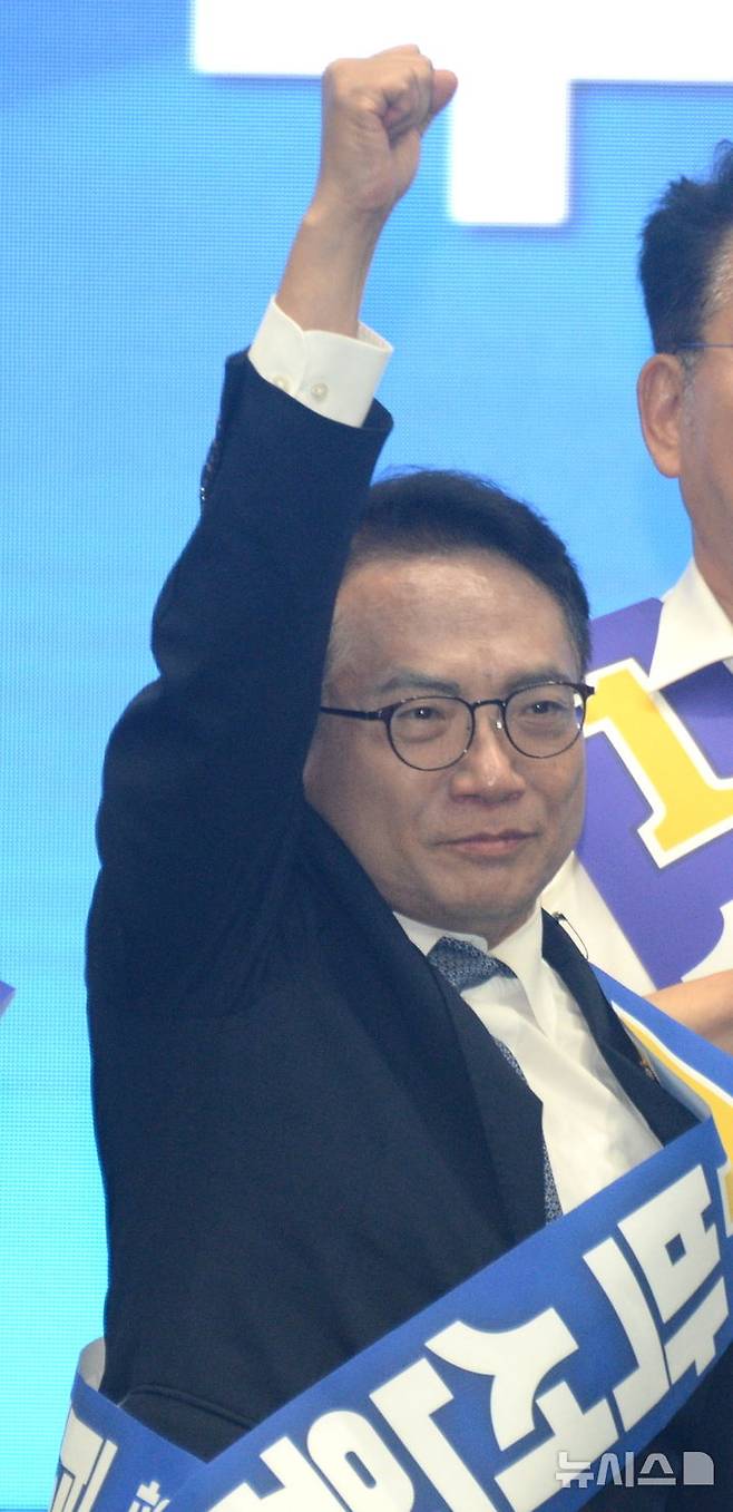 [익산=뉴시스] 김얼 기자 = 박선원 더불어민주당 최고위원 후보가 15일 전북 익산시 원광대학교 체육관에서 열린 '더불어민주당 전북특별자치도당 정기당원대회 및 당대표·최고위원 합동연설회'에 참석해 지지를 호소하고 있다. 2026.08.15. pmkeul@newsis.com