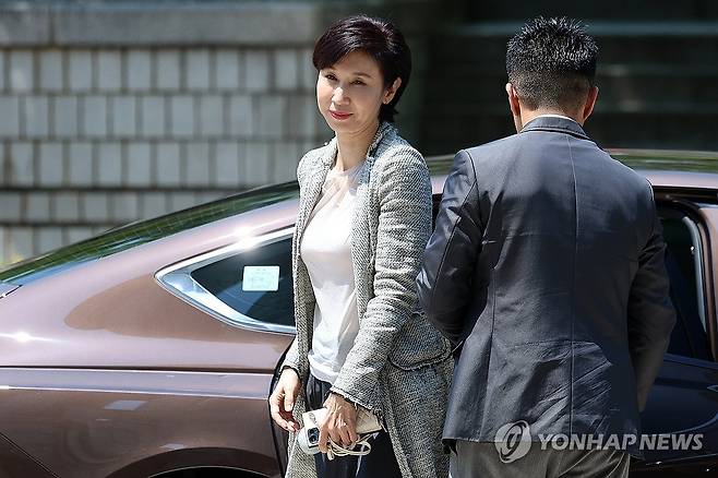 재산분할 2차 조정 출석하는 노소영 관장 (서울=연합뉴스) 이진욱 기자 = 노소영 아트센터 나비 관장이 15일 서울 서초동 서울고법에서 열린 최태원 SK그룹 회장과의 재산 분할 파기환송심 2차 조정 기일에 출석하고 있다. 2026.6.15 [공동취재] cityboy@yna.co.kr